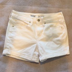 Stretchy white cuffed denim shorts